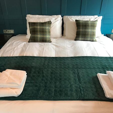 ホテル No.16 シーハム 部屋 写真 A bed with a bed runner