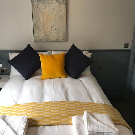 ホテル No.16 シーハム 部屋 写真 The bedroom at The Old Post Office