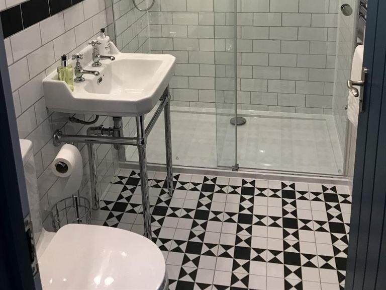 ホテル No.16 シーハム エクステリア 写真 Bathroom with shower enclosure