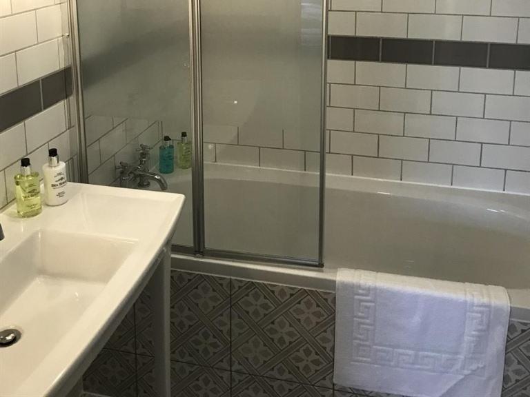 ホテル No.16 シーハム エクステリア 写真 A shower enclosure with a sliding door