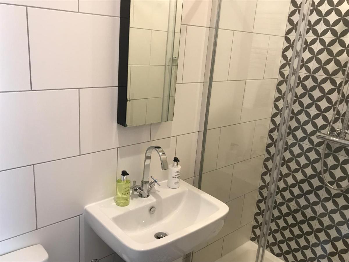 ホテル No.16 シーハム エクステリア 写真 Bathroom at the hotel