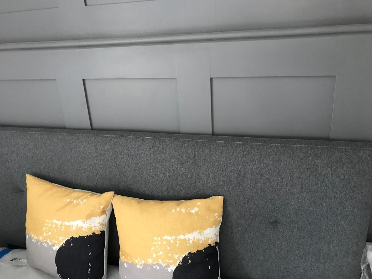 ホテル No.16 シーハム エクステリア 写真 A wainscot in a bedroom