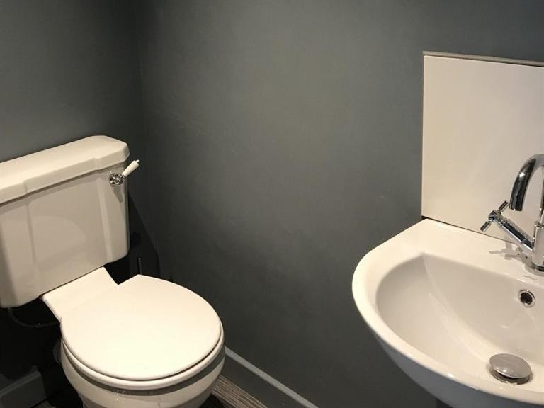 ホテル No.16 シーハム 部屋 写真 A modern toilet and sink