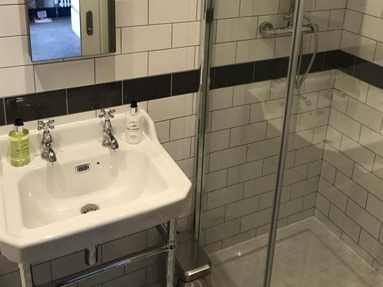 ホテル No.16 シーハム 部屋 写真 A shower cubicle