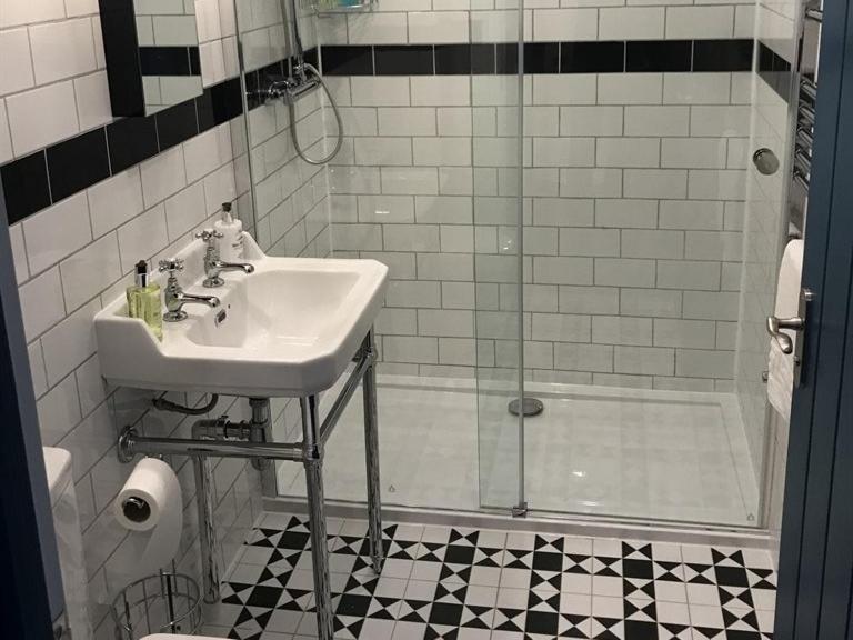 ホテル No.16 シーハム 部屋 写真 A shower enclosure