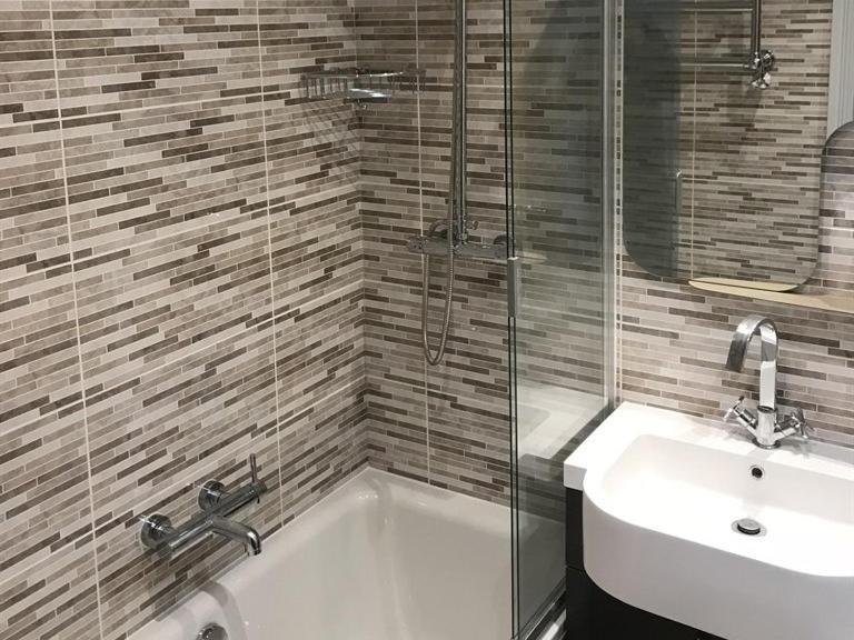 ホテル No.16 シーハム 部屋 写真 Bathroom with shower enclosure