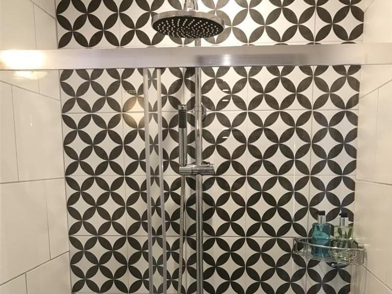 ホテル No.16 シーハム 部屋 写真 A shower