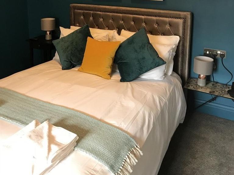ホテル No.16 シーハム 部屋 写真 A bed with a throw