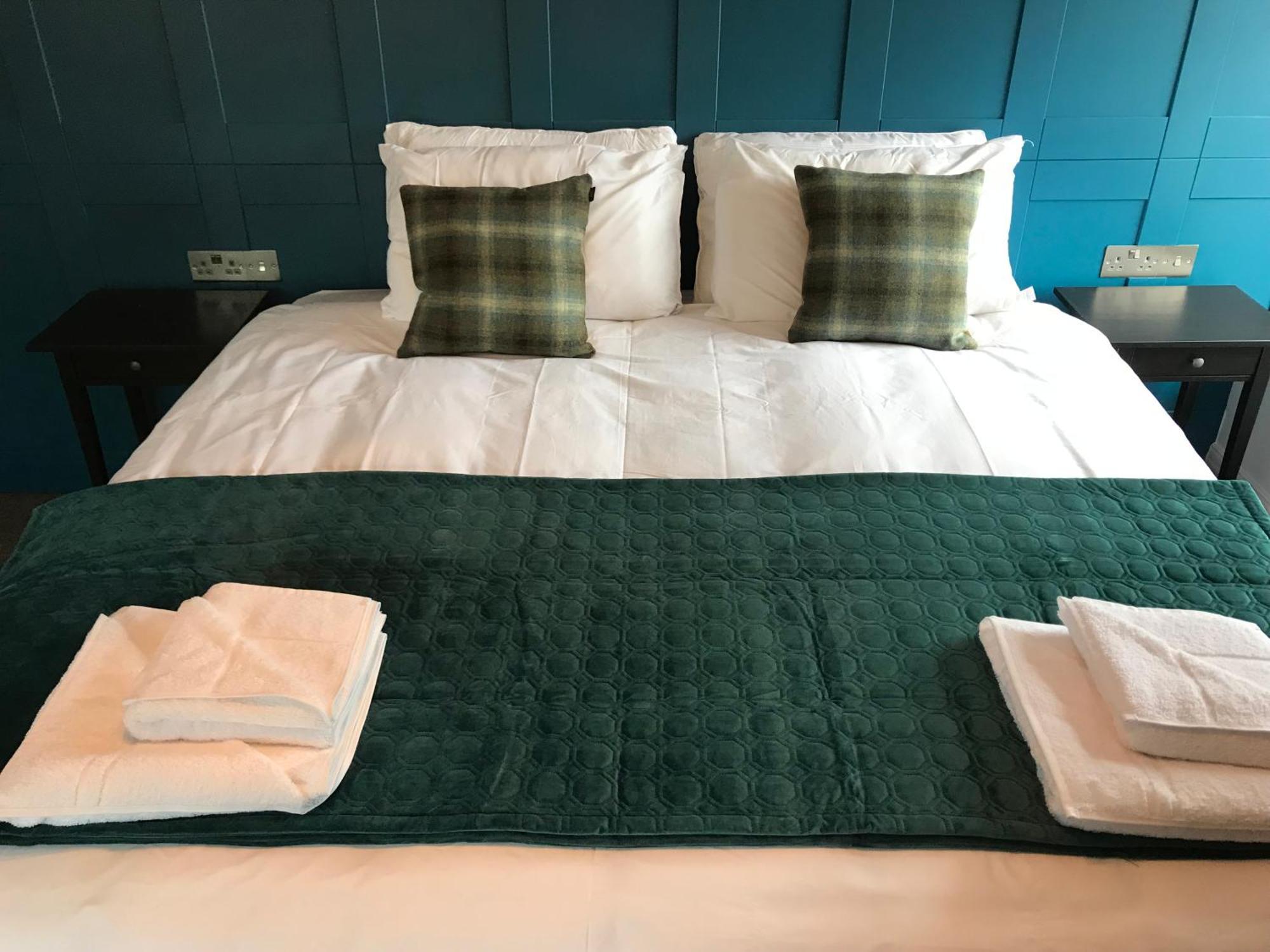 ホテル No.16 シーハム 部屋 写真 A bed with a bed runner