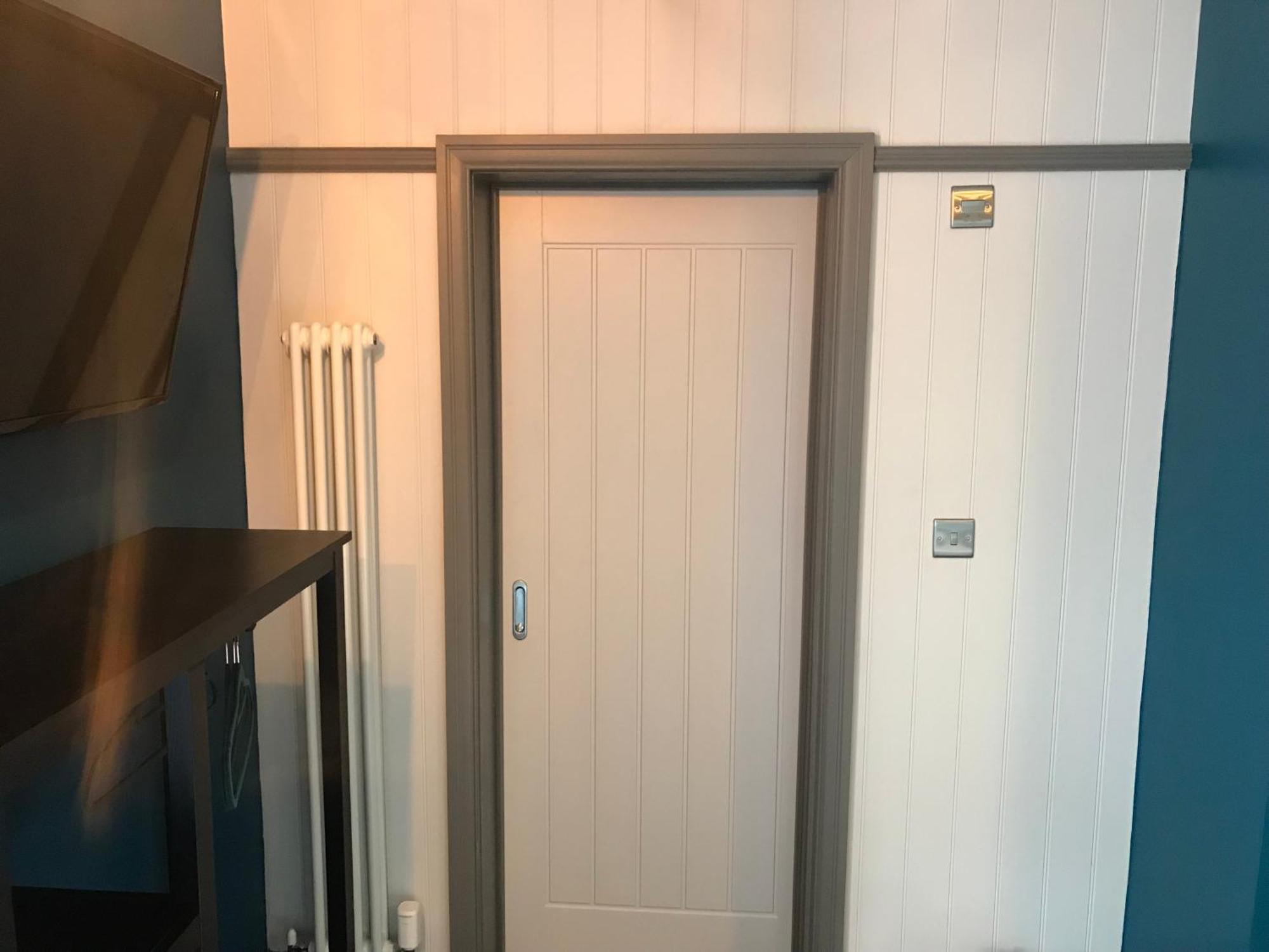 ホテル No.16 シーハム 部屋 写真 A door with a door stop