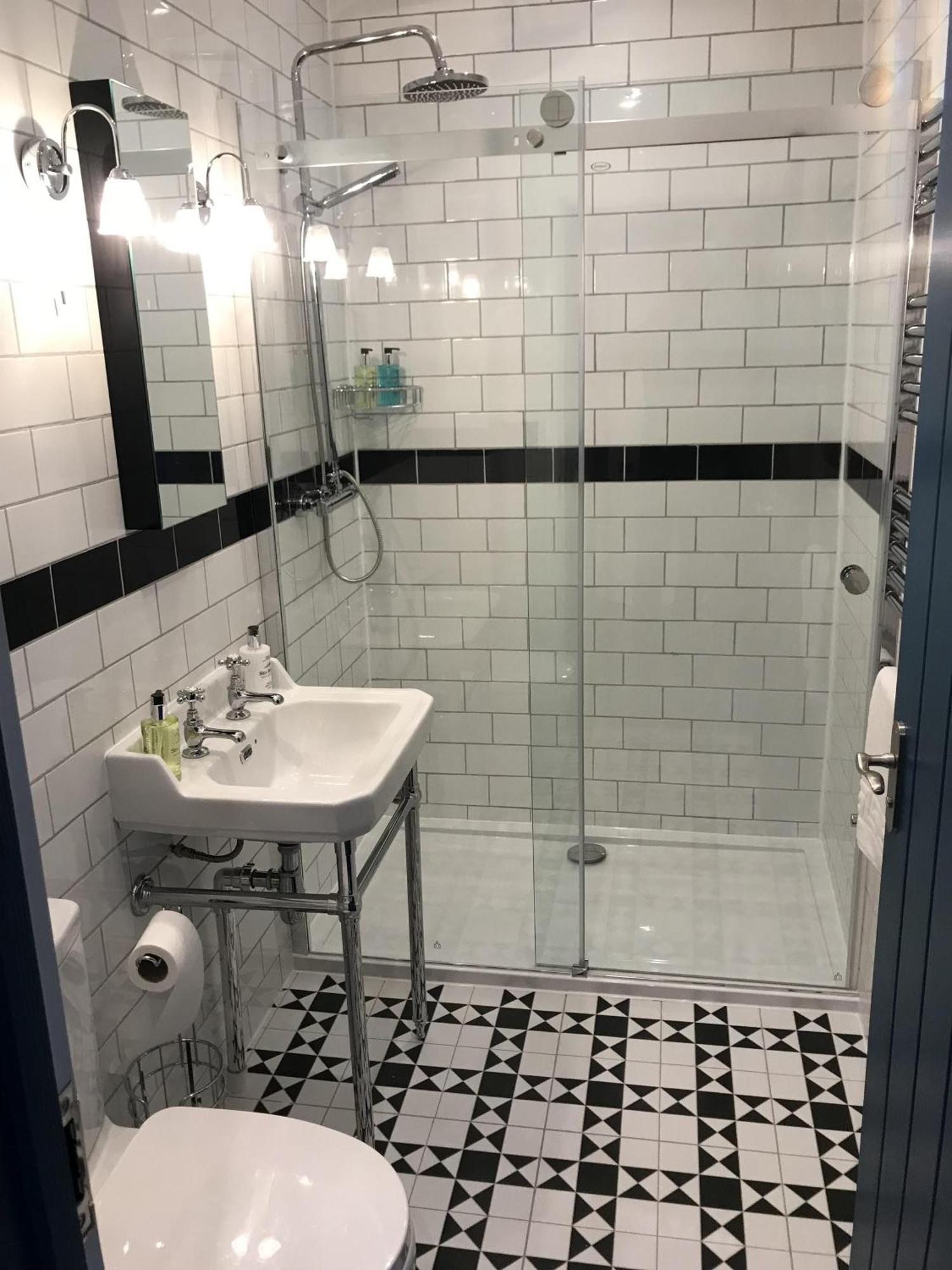 ホテル No.16 シーハム 部屋 写真 A shower cubicle