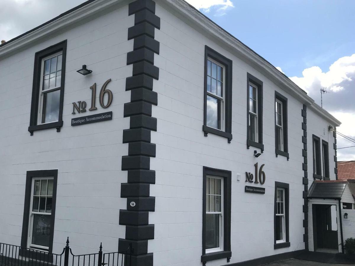 ホテル No.16 シーハム エクステリア 写真 The former railway station at 16 Station Road, now a private house